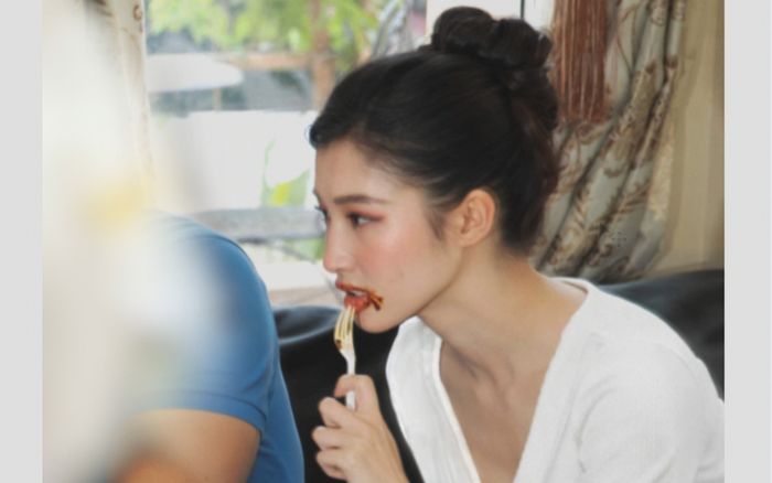 Lý giải vết dính lạ, Phương Nhi lỡ tiết lộ món ăn 'gây nghiện'