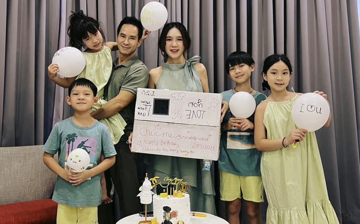 Mừng tuổi mới bên chồng con, bà xã Lý Hải để lộ cơ ngơi 'khủng' khiến netizen ngưỡng mộ