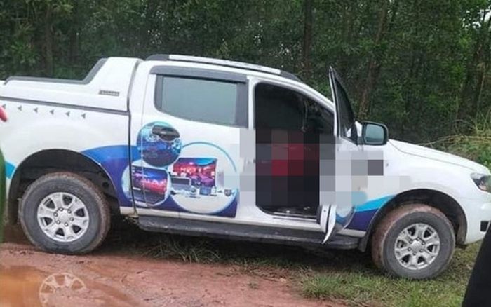 Chiếc ô tô bán tải đỗ bất thường ở sân bóng và cảnh tượng kinh hãi khiến người dân lập tức báo Công an
