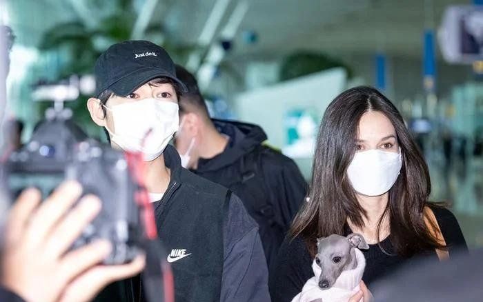 Song Joong Ki có hành động quyết liệt bảo vệ vợ bầu, lộ hành động cưng chiều bà xã ở trời Tây