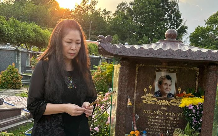 Xúc động khoảnh khắc NSND Hồng Vân thăm mộ cố nghệ sĩ Anh Vũ