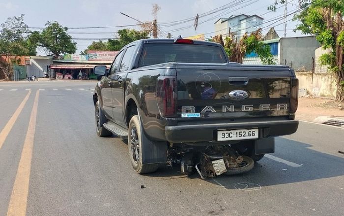 Tai nạn kinh hoàng khiến chàng thanh niên 17 tuổi bỏ mạng dưới gầm xe ô tô bán tải