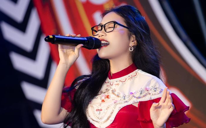 Sân khấu mới của Phương Mỹ Chi: Nhan sắc 'nở rộ', giọng hát thế nào?