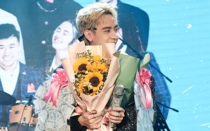 Nam ca sĩ Việt được khán giả tặng vòng tiền đến mức 'trĩu cổ', nhìn số lượng quà ai cũng bất ngờ