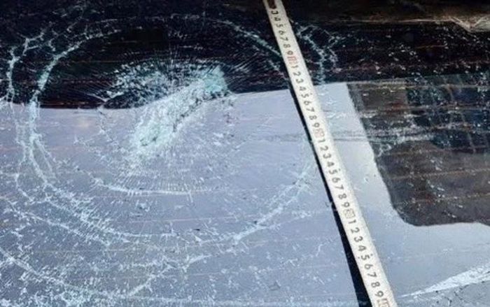 Có chút men trong người, nhóm thanh thiếu niên làm ra trò khó tin khiến nữ tài xế kinh hãi