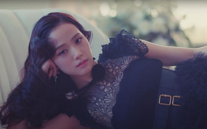Bóc giá hàng loạt trang phục sang trọng và đắt đỏ của Jisoo (BlackPink) trong MV Flower vừa ra mắt