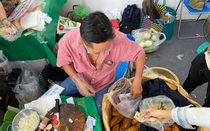 Trầm trồ trước những hiệu bánh mì gần 100 năm ở Sài Gòn, khách Tây phải thốt lên: 'Quá tuyệt vời'