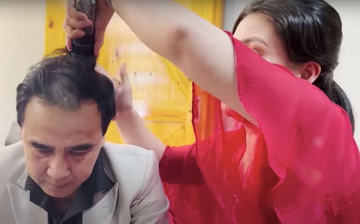 MC Quyền Linh khóc ngất khi bị diễn viên Ngọc Lan lỡ tay cạo đầu