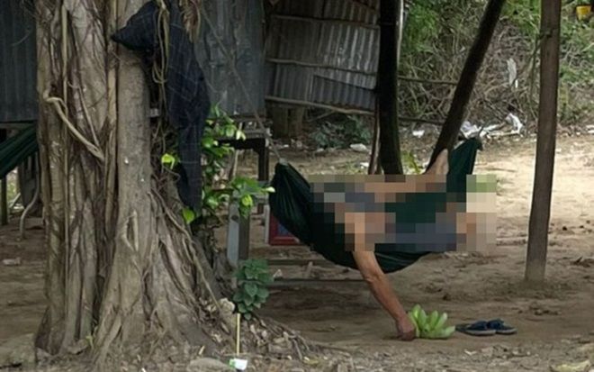 Trên chiếc võng mắc tạm ở khu nghĩa trang, người dân phát hiện cảnh tượng 'lạnh sống lưng'