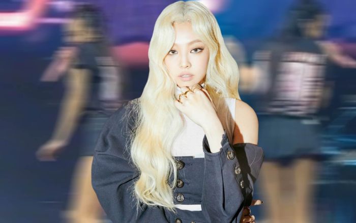 Jennie lại vướng bão chỉ trích: Diện váy không thể ngắn hơn, vô tư để đồng nghiệp vỗ mông trên sân khấu