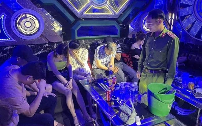 Cảnh tượng ái ngại của 6 nam nữ thanh niên bên trong phòng karaoke mập mờ ánh đèn