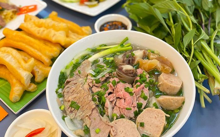 Việt Nam có 8 món ăn được báo nước ngoài khen ngợi trải dài từ Bắc đến Nam