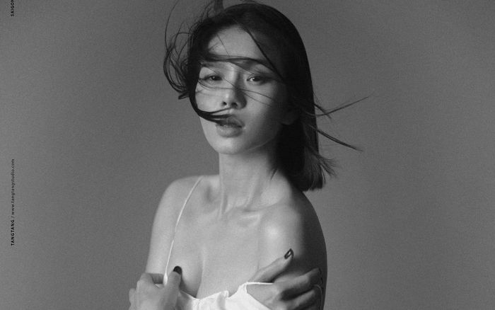 Lệ Quyên khoe vòng 1 hờ hững, khẳng định sau drama bị chê xấu tính: Càng khó khăn, càng mạnh mẽ vươn lên