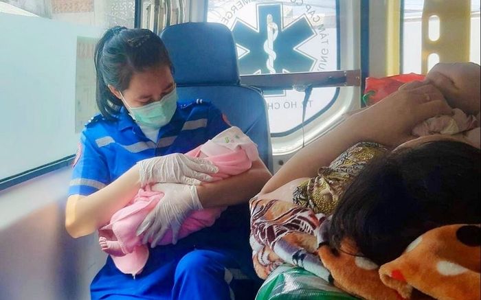 Một sản phụ bất ngờ sinh con trong nhà tắm, ê-kíp cấp cứu tiếp nhận mà lo như lửa đốt