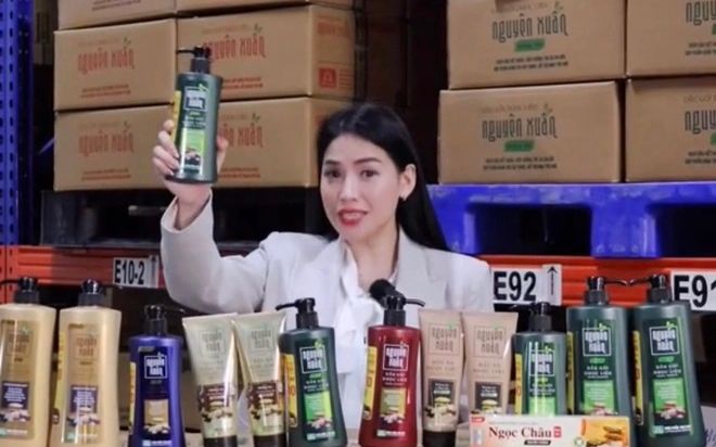 Sau thảm họa thuê 'chiến thần' Hà Linh bán dầu gội 11.000 đồng, dược phẩm Hoa Linh chính thức xin lỗi