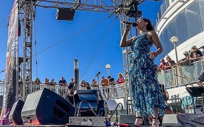 Nữ ca sĩ nổi tiếng bị sảy thai khi đang hát trước mặt khán giả