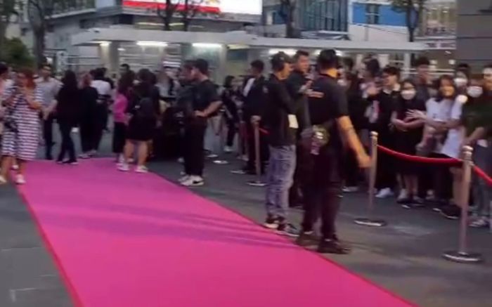 Khung cảnh ra mắt phim Người giữ thời gian của Mỹ Tâm: Khán giả đông nghịt, xung quanh phủ hồng toàn tập