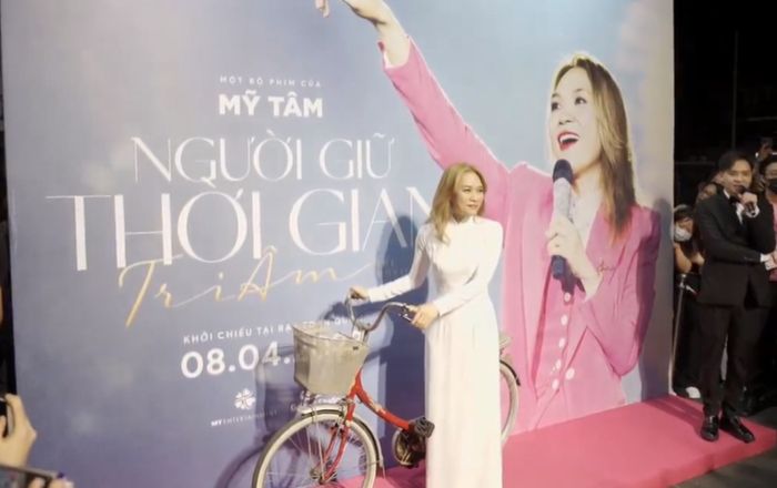 Mỹ Tâm diện áo dài trắng, mang chiếc xe đạp kỉ niệm đến buổi ra mắt phim