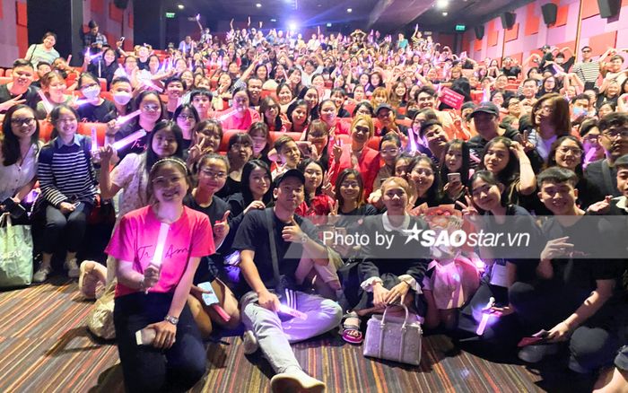 Mỹ Tâm rơi nước mắt, cúi đầu cảm ơn khán giả trong sự kiện ra mắt phim