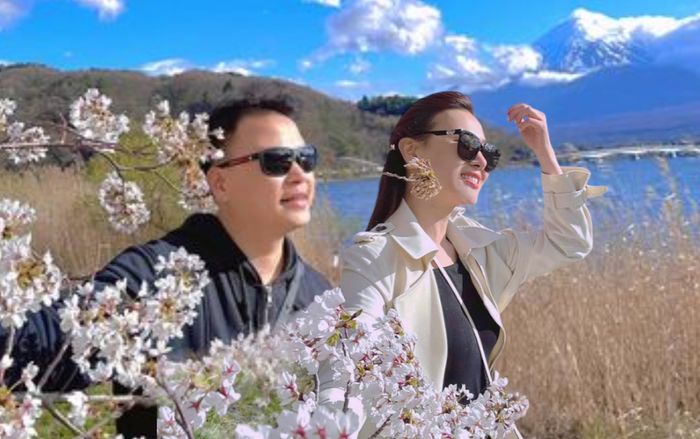 Shark Bình và Phương Oanh tiếp tục 'thả dáng' đầy mơ mộng, lại còn ngầm thừa nhận đi du lịch cùng nhau