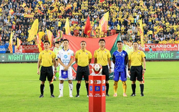 Trọng tài khiến HLV Khánh Hoà nổi giận: Từng chỉ tay nhầm hướng, thoát án treo còi ngoạn mục