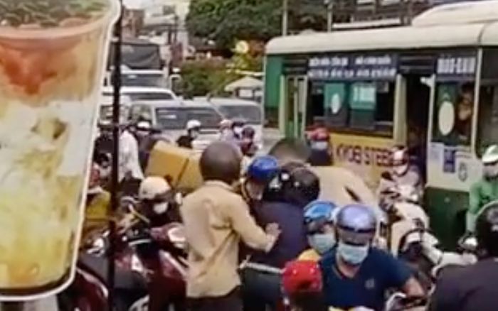Bò điên tuột dây húc hàng loạt người và xe máy trên đường
