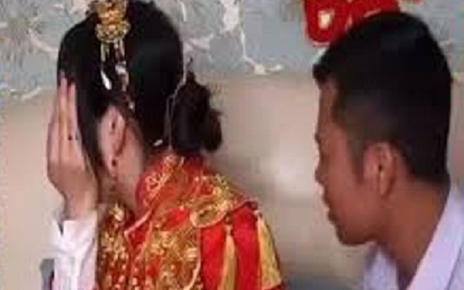 Trai 30 lấy vợ 47, đêm động phòng diện kiến mặt mộc của tân nương, chú rể lập tức đòi li hôn