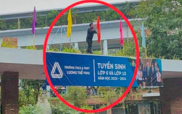 Hình ảnh nam giáo viên đứng trên cổng trường, bắc loa điều tiết giao thông gây xôn xao