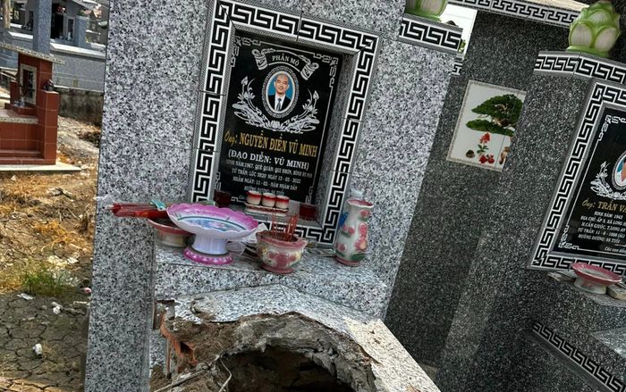 Xót xa hình ảnh phần mộ của cố đạo diễn Vũ Minh bị phá hoại nghiêm trọng