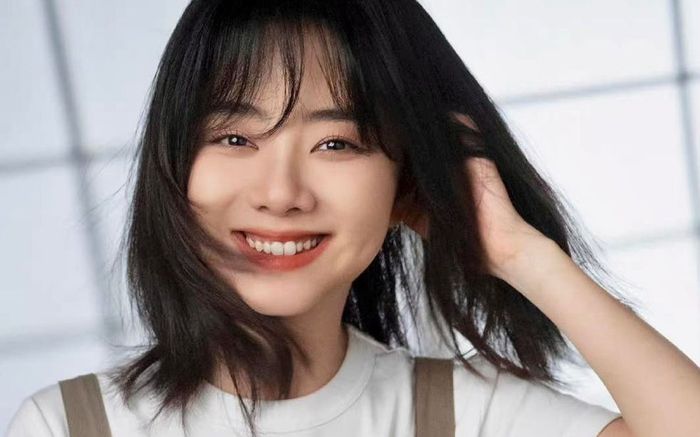 Bị chê già hơn người yêu, Đàm Tùng Vận có màn đáp trả cực sâu cay