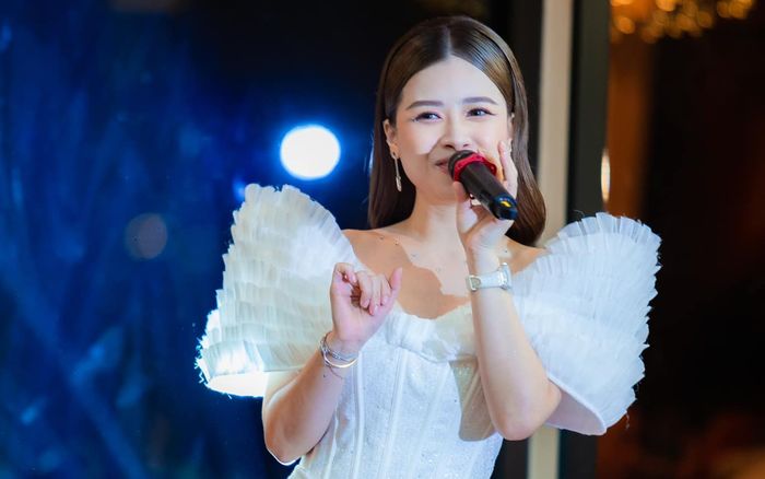 Dương Hoàng Yến khoe giọng 'khủng' hát 'Tay trái chỉ trăng': Giảng viên thanh nhạc có khác!