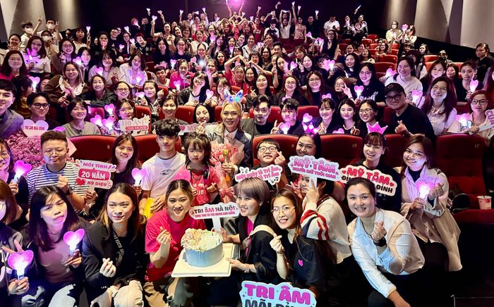Mỹ Tâm đón cơn bão bùng nổ cảm xúc của khán giả trong chuyến cinetour phim Người Giữ Thời Gian