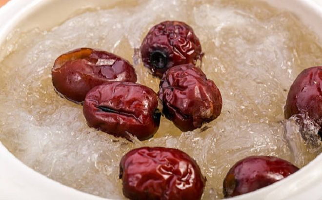 Ăn quả táo đỏ chưng tổ yến, người phụ nữ nhập viện khẩn vì một sơ suất không ngờ