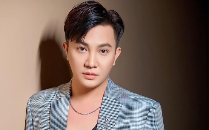 Một nam MC mắc bệnh liệt nửa mặt vì làm việc quá sức