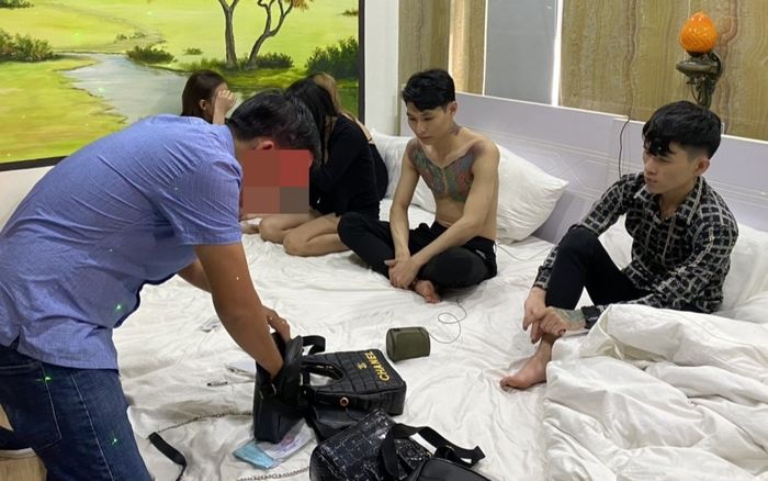 2 nam 3 nữ và cảnh gây sốc tại căn phòng khách sạn lúc sáng sớm