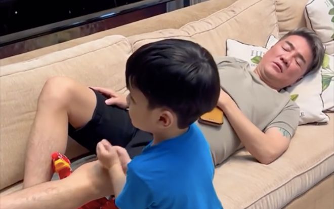 Mới 4 tuổi, con trai Đàm Vĩnh Hưng đã thể hiện sự hiếu thảo với bố, nói một câu khiến ai cũng xúc động