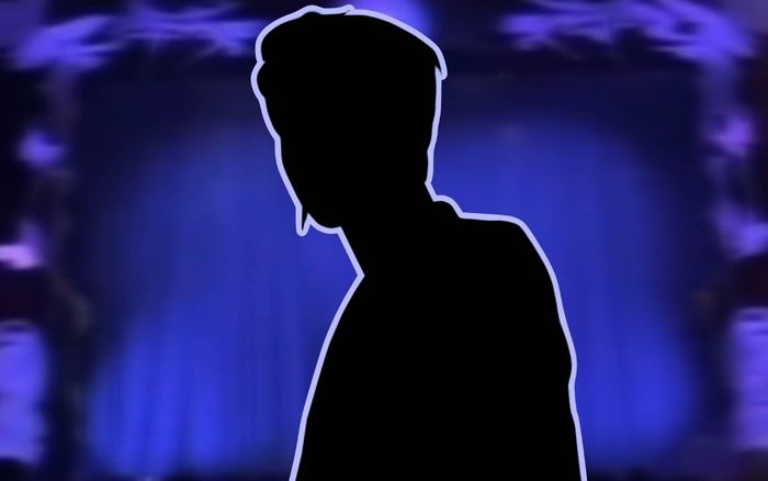 Đang hát thì bị đau bụng, nam ca sĩ xin phép khán giả đi 'giải quyết'