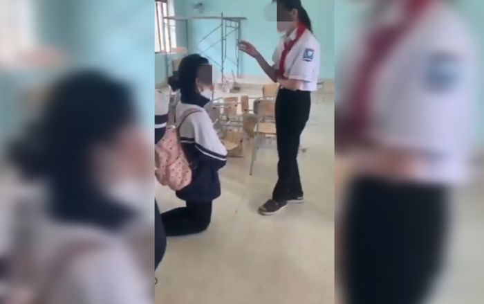 Nữ sinh bị bạn bắt quỳ và tát liên tục vào mặt, bất ngờ khi biết nguyên nhân