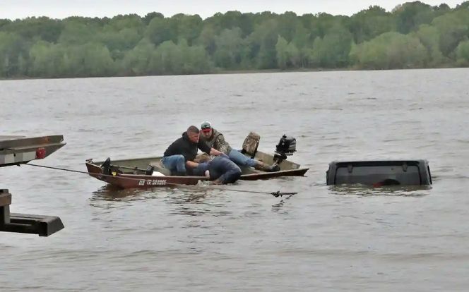 Vớt chiếc ô tô chìm ngỉm dưới hồ từ 2 ngày trước, người dân phát hiện điều không thể ngờ