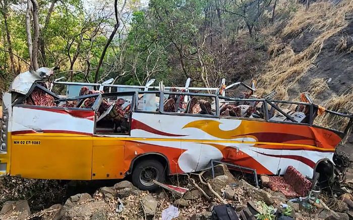 Xe buýt chở đoàn ca nhạc gặp nạn, 13 nghệ sĩ qua đời