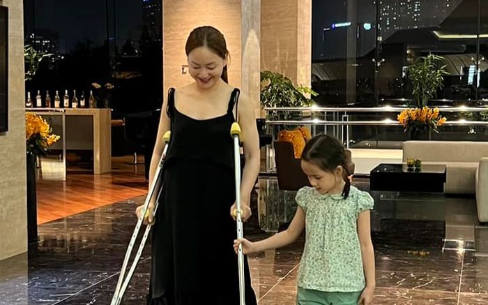 Bị chấn thương phải dùng nạng để đi lại, Lan Phương vẫn leo núi để quay phim