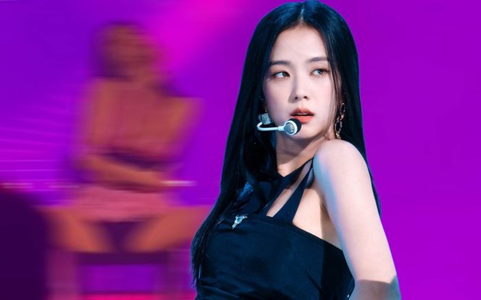 Jisoo bị soi dáng ngồi phản cảm như Jennie, blogger Trung Quốc chê bai tơi tả