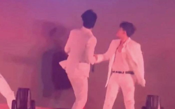 Sức khỏe của vũ công nhảy cùng TiTi (HKT) bị màn hình LED đè trúng người giờ ra sao?