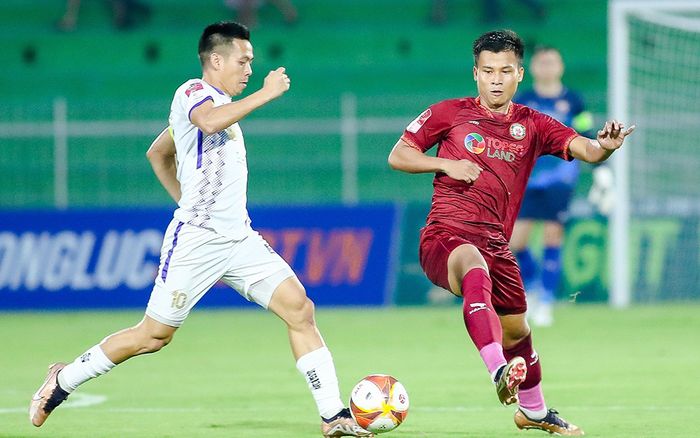 Đẩy trọng tài bị cấm 8 trận, còn đánh 'treo giò' 2 năm