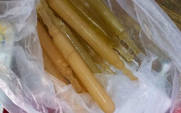 16 học sinh tiểu học ở Quảng Nam phải nhập viện sau khi ăn loại kem ống bán trước cổng trường