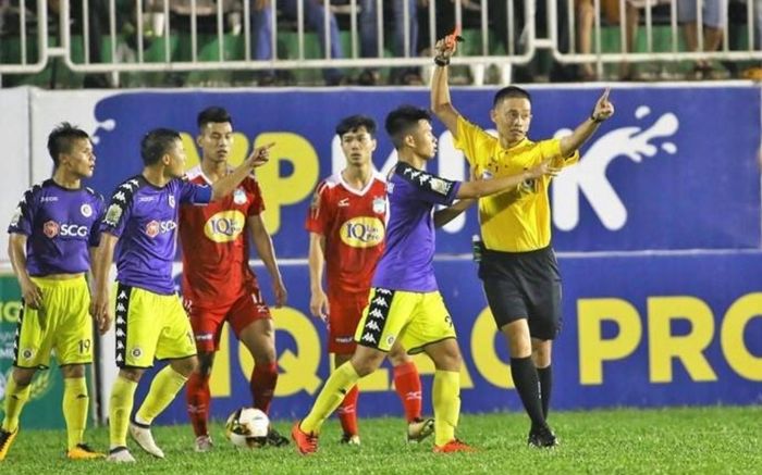 Sự xấu xí của đội Hà Nội: Thắng nhờ trọng tài sai thì không sao, thua phản ứng