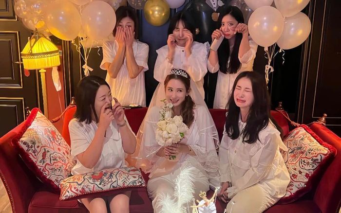 Lee Da Hae bất ngờ được bạn bè tổ chức tiệc độc thân trước thềm lên xe hoa