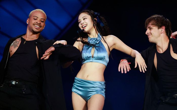 Jennie trở thành tâm điểm tranh cãi: Trang phục tiếp tục 'kiệm vải', ngắn ngủn không khác gì 'đồ bơi'