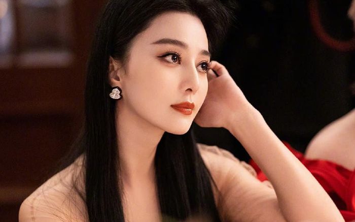 Bị 'phong sát' toàn diện trong nước, Phạm Băng Băng dùng nhan sắc thu hút công chúng
