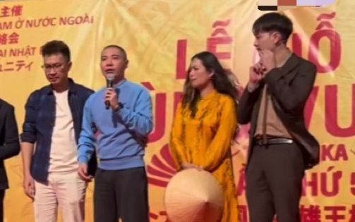 NSND Công Lý bước đi tập tễnh, rưng rưng nước mắt trong lần hiếm hoi đứng trên sân khấu
